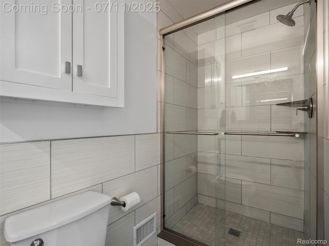 35033 Windsor Dr, New Baltimore, MI 48047 - bathroom with a shower stall