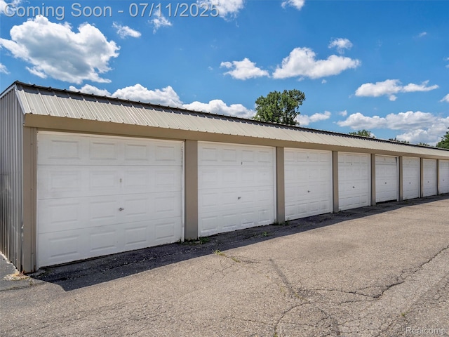 35033 Windsor Dr, New Baltimore, MI 48047 - view of garage