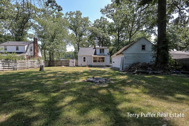 2025 Whitehall Rd, Muskegon, MI 49445 - view of yard