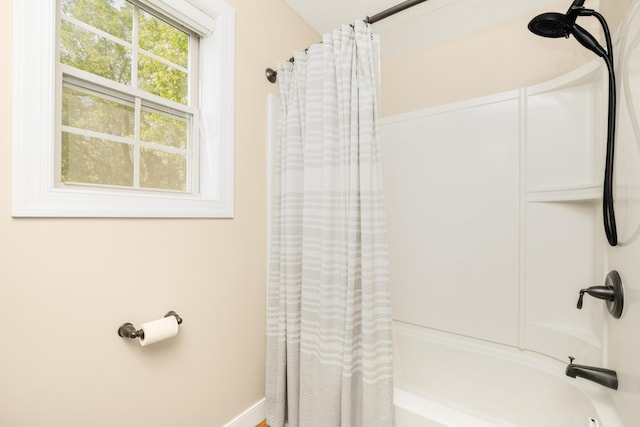 7226 Breton Woods Ct, Kalamazoo, MI 49009 - full bath featuring shower / bathtub combination with curtain