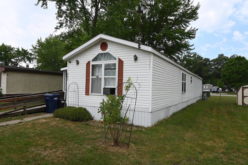 587 Harvest Ln, Muskegon, MI 49442 - photo 1