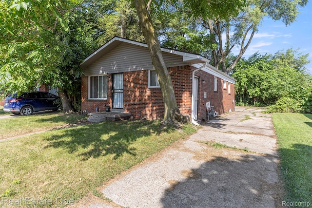 496 Lenoir Ave, River Rouge, MI 48218 - bungalow-style home featuring brick siding and a front yard