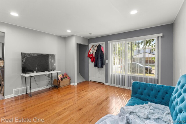 496 Lenoir Ave, River Rouge, MI 48218 - sitting room featuring wood finished floors and recessed lighting