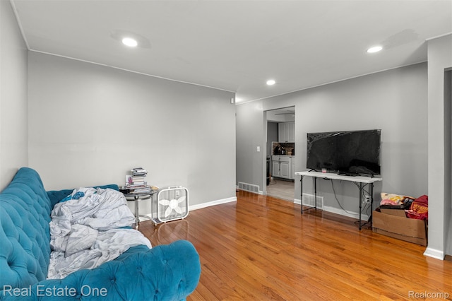 496 Lenoir Ave, River Rouge, MI 48218 - living area featuring light wood-type flooring and recessed lighting