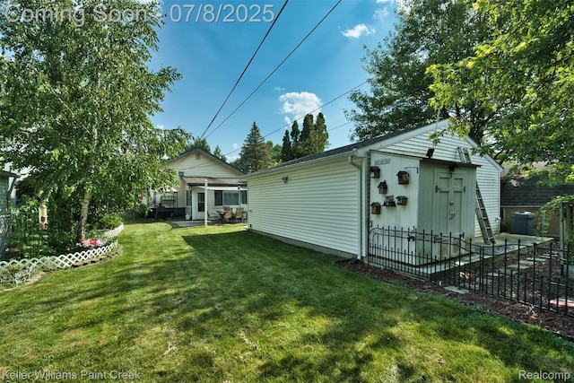 1726 Oxford Rd, Berkley, MI 48072 - view of yard featuring an outbuilding