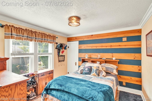1726 Oxford Rd, Berkley, MI 48072 - bedroom featuring crown molding and a textured ceiling