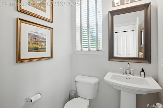 3317 Parkways Blvd, Auburn Hills, MI 48326 - half bathroom featuring toilet and a sink