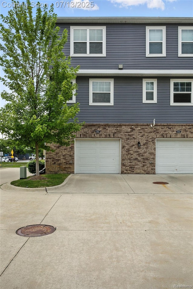 3317 Parkways Blvd, Auburn Hills, MI 48326 - view of front of home featuring driveway, a garage, and brick siding