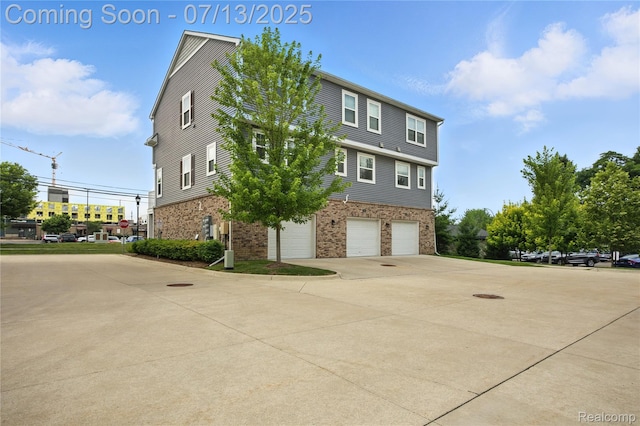 3317 Parkways Blvd, Auburn Hills, MI 48326 - view of front facade featuring brick siding, an attached garage, and driveway