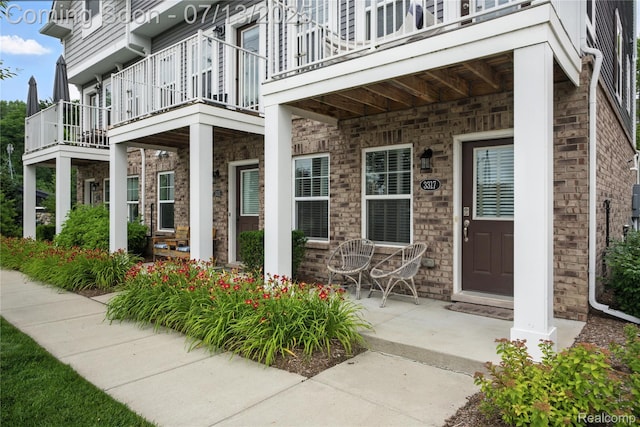 3317 Parkways Blvd, Auburn Hills, MI 48326 - property entrance featuring a balcony and stone siding