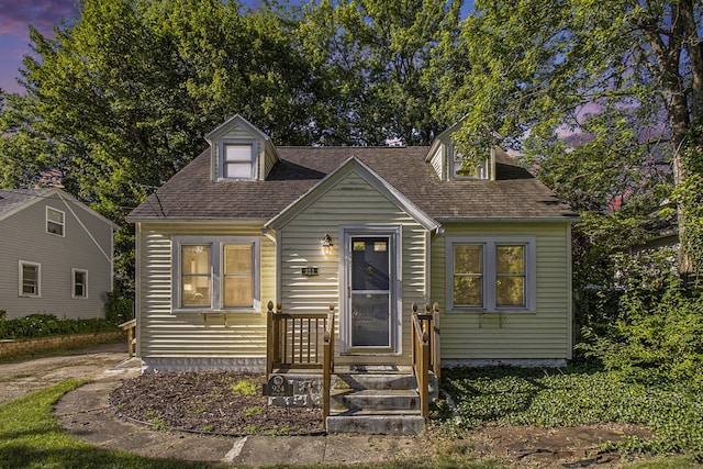 924 Royce Ave, Kalamazoo, MI 49001 - cape cod home featuring a shingled roof