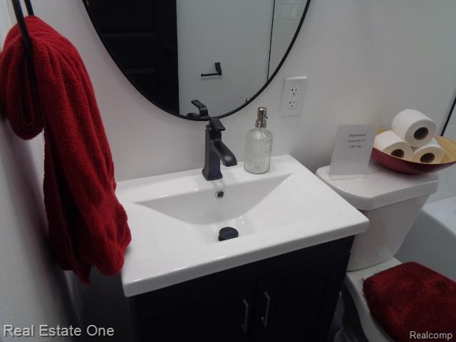 18259 Pinehurst St, Detroit, MI 48221 - bathroom with vanity and a bath
