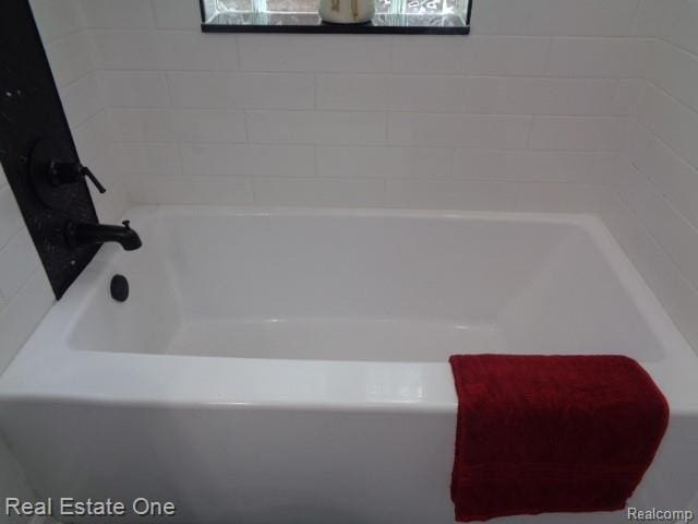 18259 Pinehurst St, Detroit, MI 48221 - bathroom with a bathtub