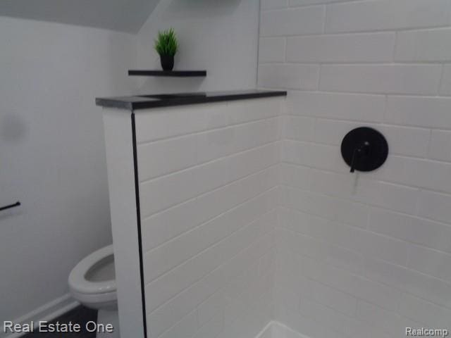 18259 Pinehurst St, Detroit, MI 48221 - bathroom featuring tiled shower and toilet