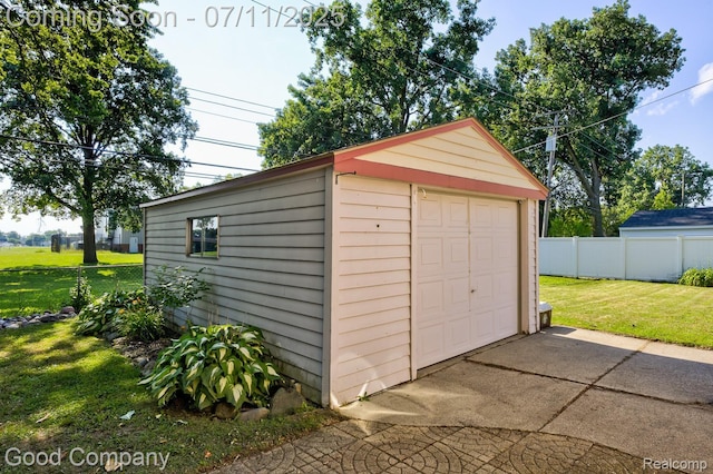 2416 Bonner St, Ferndale, MI 48220 - detached garage with driveway