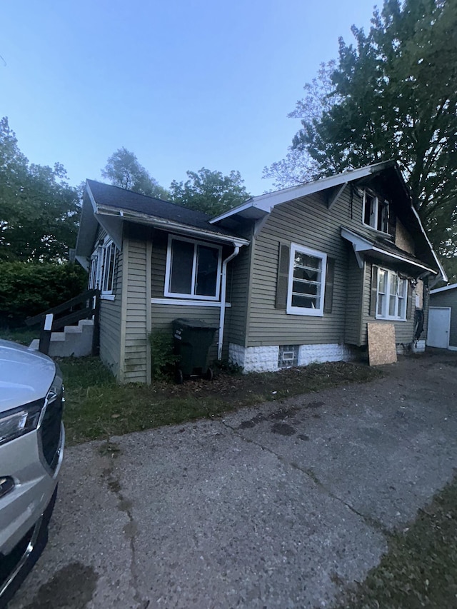 1615 Dyson St, Muskegon, MI 49442 - bungalow-style house featuring driveway