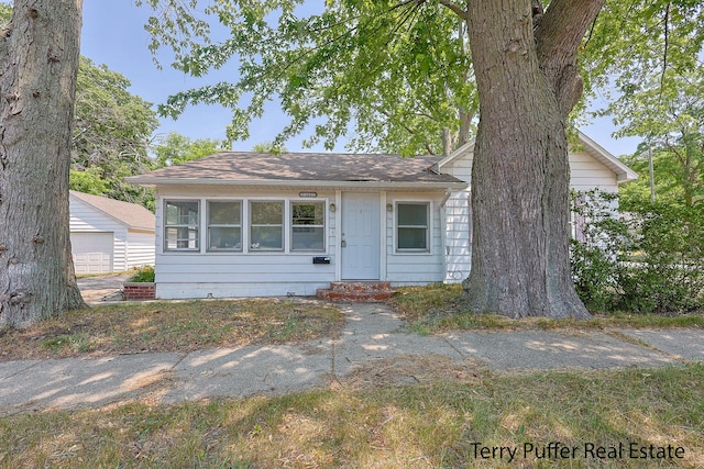 1966 Roilson St, Muskegon, MI 49441 - view of front facade featuring a detached garage