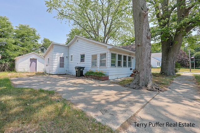 1966 Roilson St, Muskegon, MI 49441 - view of front facade featuring a shed and driveway