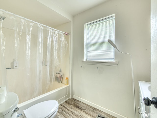 926 E Front St, Monroe, MI 48161 - full bath with wood finished floors and shower / bath combo with shower curtain