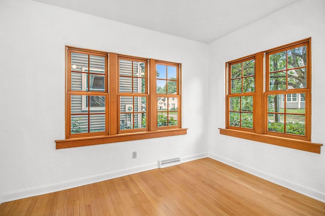 838 Lakeway Ave, Kalamazoo, MI 49001 - empty room with baseboards and light wood-type flooring