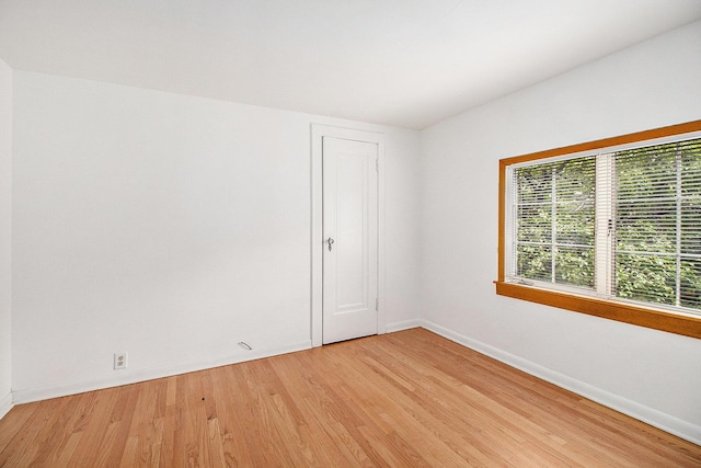 838 Lakeway Ave, Kalamazoo, MI 49001 - unfurnished room featuring light wood-style floors and baseboards