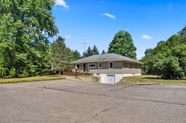 3914 135th Ave, Hersey, MI 49639 - view of front of property featuring a wooden deck and a front yard