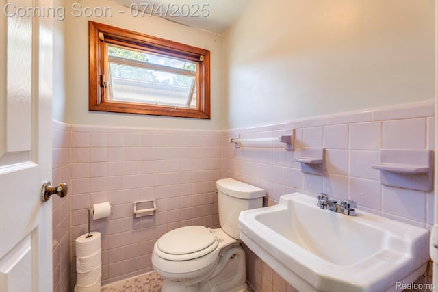 8571 Linda St, Warren, MI 48093 - bathroom featuring tile walls and wainscoting
