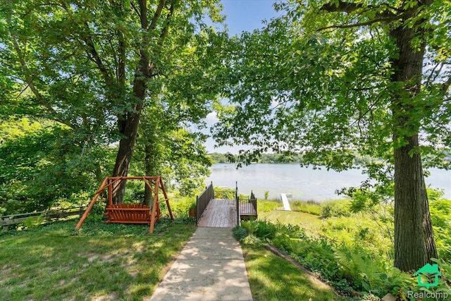 2340 Lakeview Dr, Brooklyn, MI 49230 - surrounding community featuring a water view