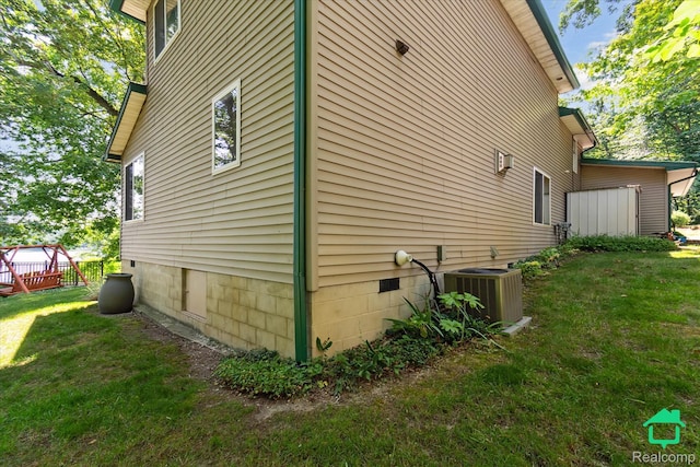2340 Lakeview Dr, Brooklyn, MI 49230 - view of side of home featuring a lawn