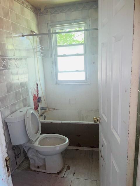 2955 Ewald Cir, Detroit, MI 48238 - bathroom with tiled shower / bath combo and tile walls