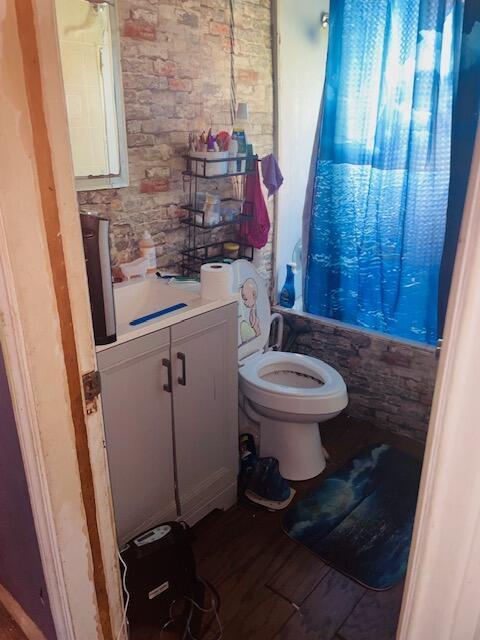 2955 Ewald Cir, Detroit, MI 48238 - bathroom featuring shower / bath combination with curtain, vanity, and wood finished floors