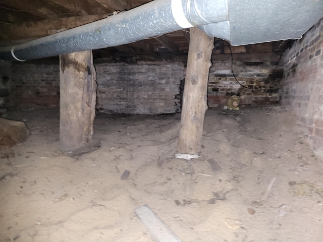 233 2nd Ave, Manistee, MI 49660 - basement with crawl space