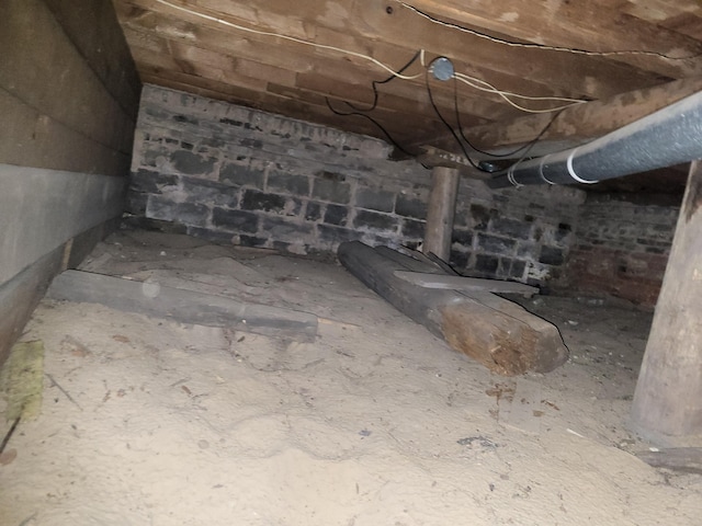 233 2nd Ave, Manistee, MI 49660 - inside crawl space