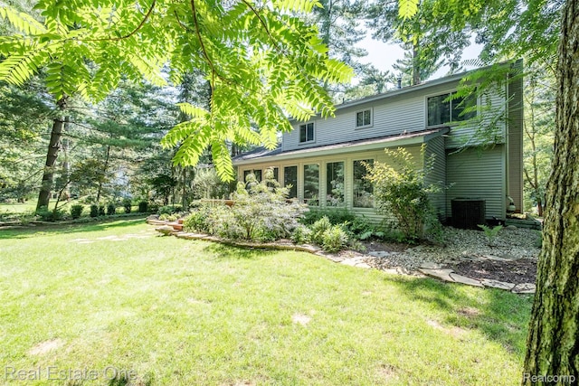 4079 Cumberland Ct, Commerce Twp, MI 48390 - rear view of house with a lawn