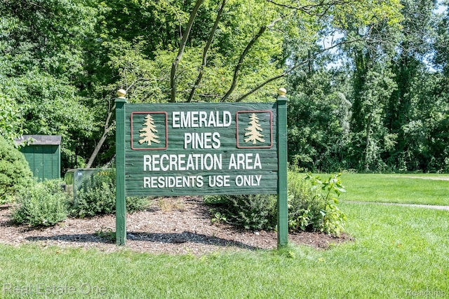 4079 Cumberland Ct, Commerce Twp, MI 48390 - community sign featuring a yard