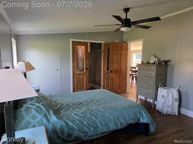 4605 Pleasant St, Clifford, MI 48727 - bedroom featuring wood finished floors, crown molding, lofted ceiling, a textured ceiling, and ceiling fan