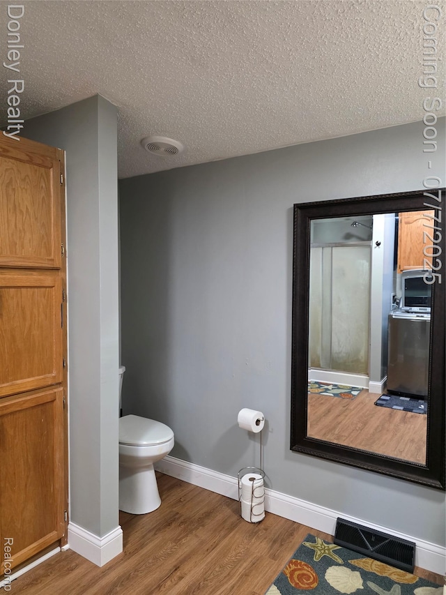 4605 Pleasant St, Clifford, MI 48727 - bathroom with wood finished floors and a textured ceiling