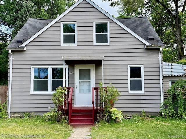 35209 Sheridan Ave, Westland, MI 48185 - bungalow-style house featuring a shingled roof and a front yard