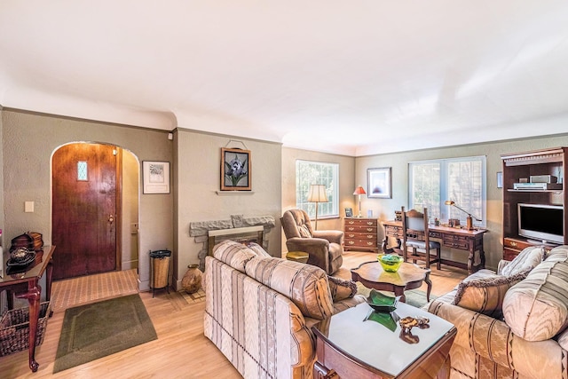 927 Kensington Ave, Flint, MI 48503 - living area featuring arched walkways and light wood finished floors