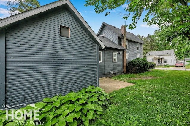 1114 Lynn St, Owosso, MI 48867 - view of side of home with a lawn