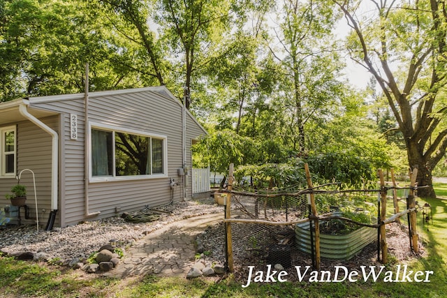 2338 Edgewood Dr, Kalamazoo, MI 49008 - view of yard
