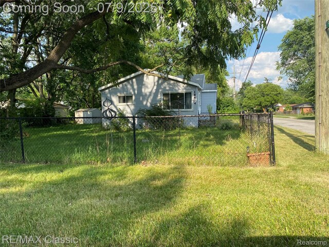 18404 Deering St, Livonia, MI 48152 - view of yard