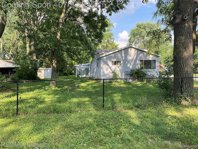 18404 Deering St, Livonia, MI 48152 - view of yard