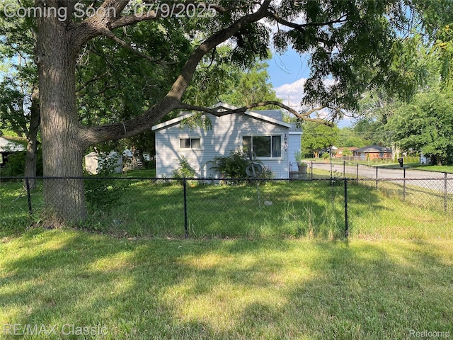 18404 Deering St, Livonia, MI 48152 - view of yard
