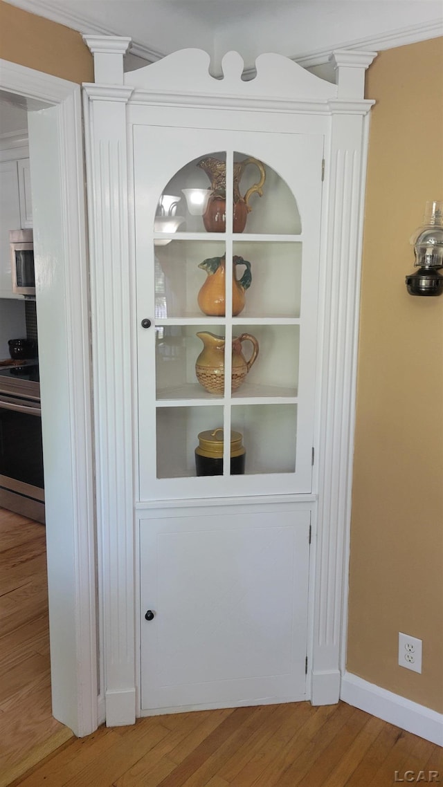 401 Budlong St, Adrian, MI 49221 - detailed view of stainless steel appliances and wood finished floors