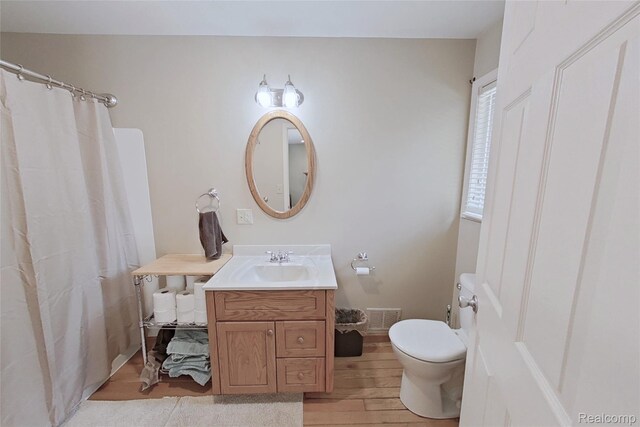 9100 Mayfred Dr, Pinckney, MI 48169 - full bathroom with vanity, wood finished floors, and curtained shower