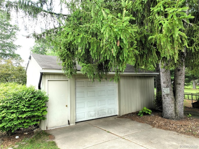 9100 Mayfred Dr, Pinckney, MI 48169 - detached garage featuring concrete driveway