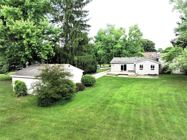 9100 Mayfred Dr, Pinckney, MI 48169 - view of grassy yard