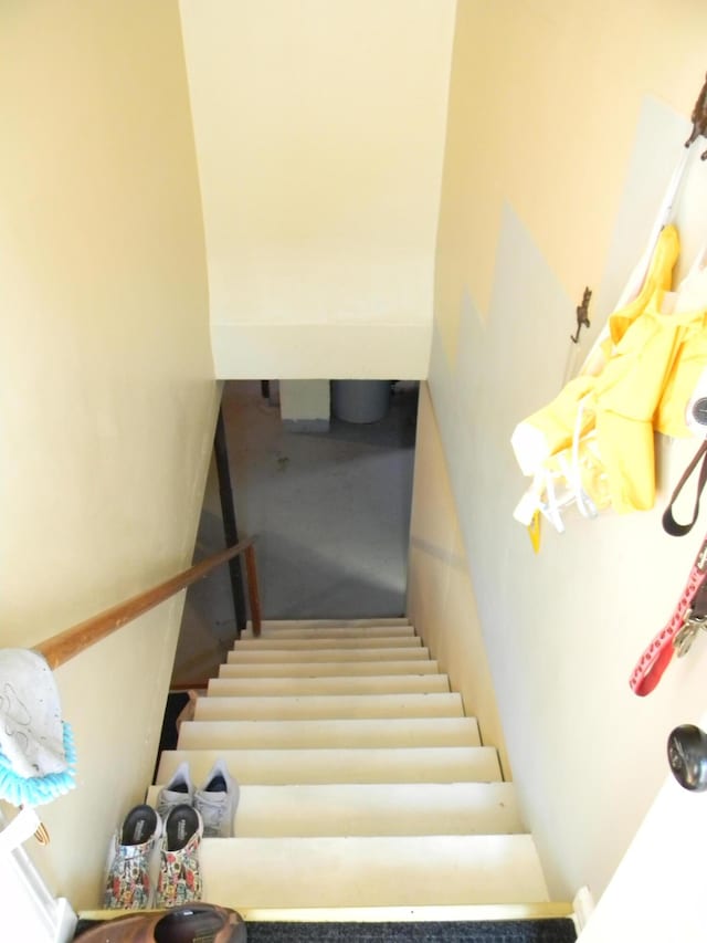103 S Staffon St, Ludington, MI 49431 - view of stairs