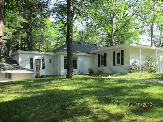 777 W Lincoln Ave, White Cloud, MI 49349 - ranch-style house featuring a front yard